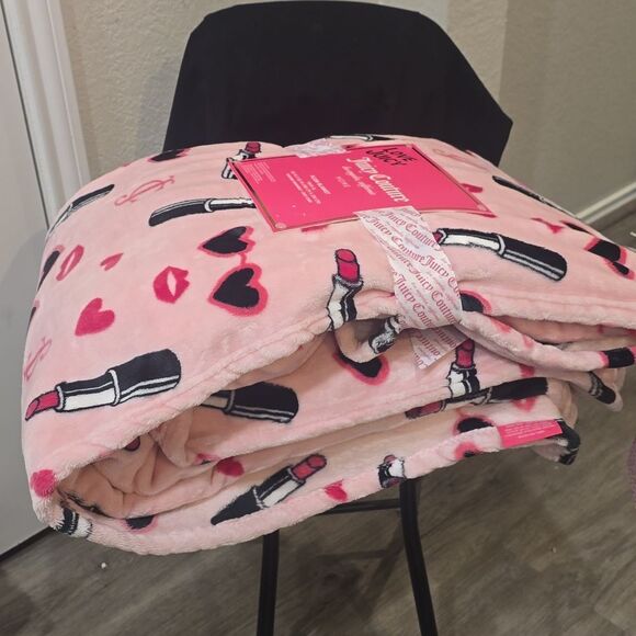 Juicy Couture Home JC Logo Lipstick and Heart Design Twin XL Plush Blanket - Picture 6 of 6